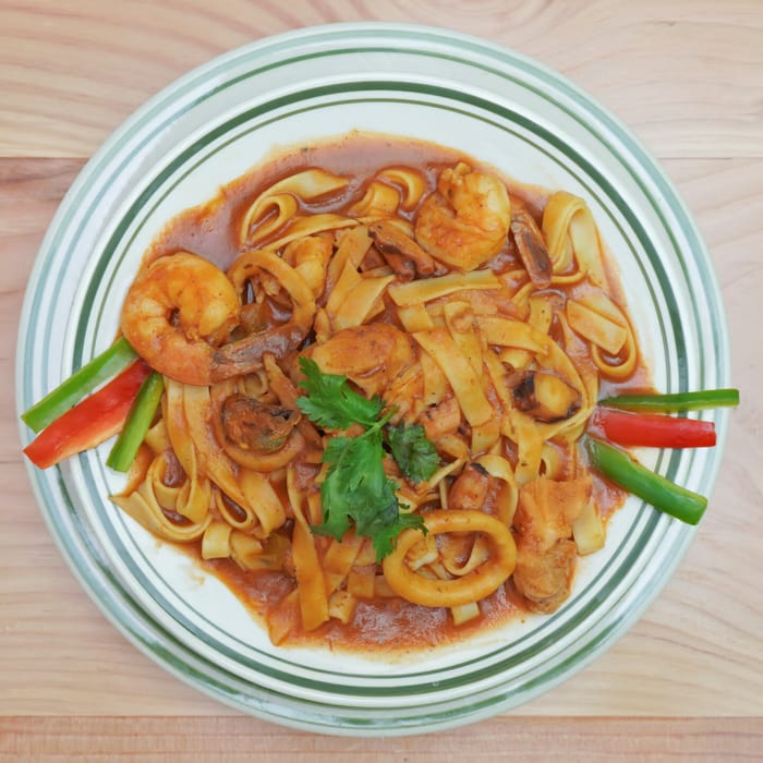 Linguini De Mariscos (Picante O No) / Seafood Linguini (Spicy or Not Spicy).