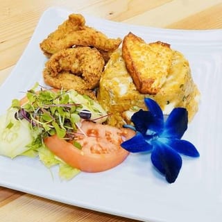 Pollo Y Queso / Ball Plantain with Chicken & Cheese