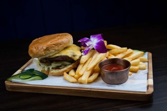 Hamburguesa Con Queso Con Papas Fritas / Cheeseburger with Fries.