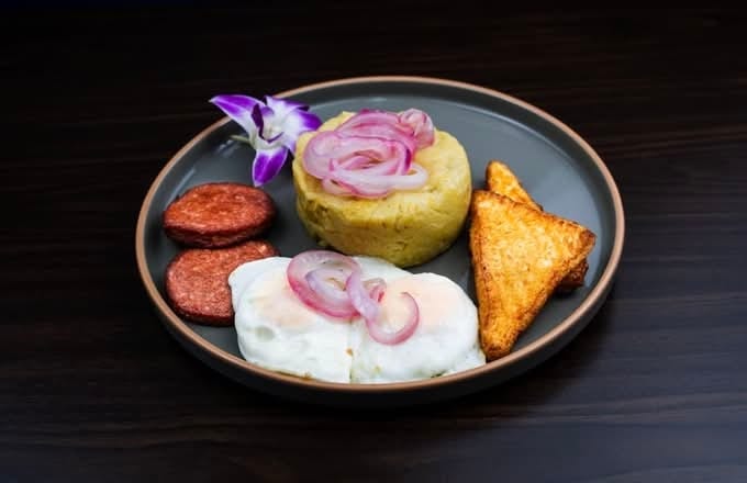 Tres Golpes Con 2 Queso, 2 Huevo Y 2 Salami / Three Strikes with 2 Cheese, 2 Egg & 2 Salami.