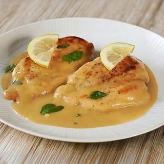 Pechuga Al Limon O Ajillo / Grilled Chicken Breast Platter