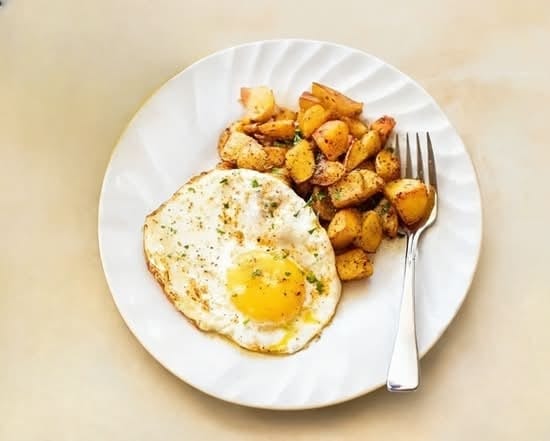 2 Huevos Con Papas Casera Con Café O Te / 2 Eggs with Home Fries with Coffee or Tea.