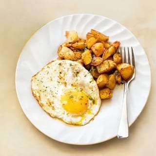 2 Huevos Con Papas Casera Con Café O Te / 2 Eggs with Home Fries with Coffee or Tea