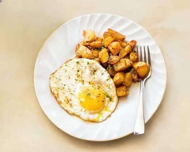 2 Huevos Con Papas Casera Con Café O Te / 2 Eggs with Home Fries with Coffee or Tea.