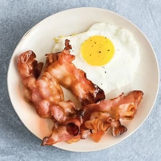 2 Huevos Cualquier Estilo Con Tocineta O Šalchicha / 2 Eggs with Bacon or Ham or Sausages