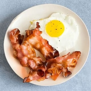 2 Huevos Cualquier Estilo Con Tocineta Y Queso / 2 Eggs with Bacon and Cheese